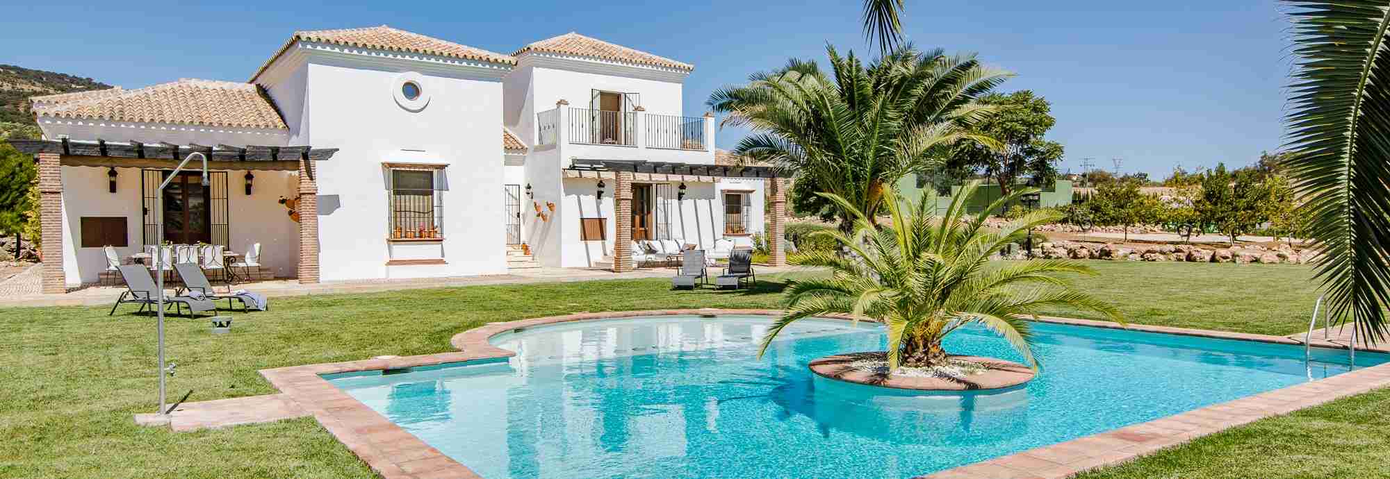 Luxury family villa with lawned gardens and large pool close to Ronda town