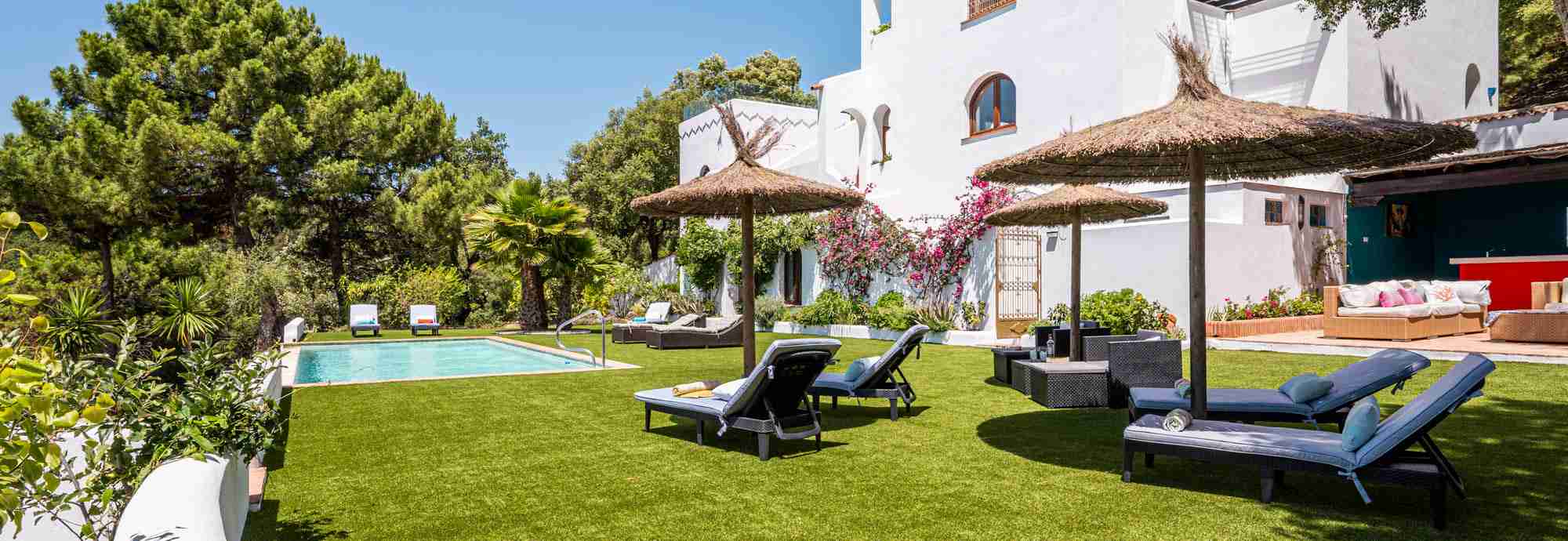 Villa de estilo morisco bien equipada con piscina infinita en un entorno impresionante