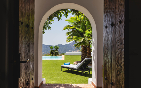 Access to swimming pool from master bedroom (suite)