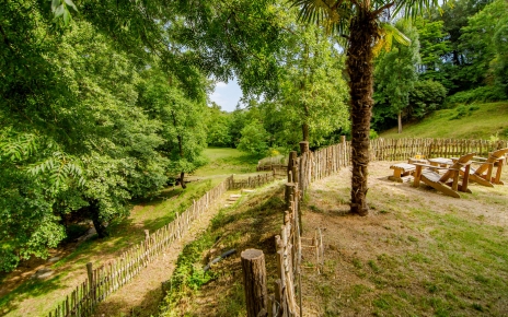 Terrenos privados vallados alrededor de la casa