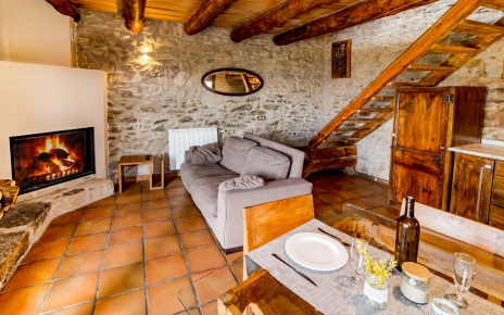 Cocina / comedor / sala de estar y escalones al primer piso