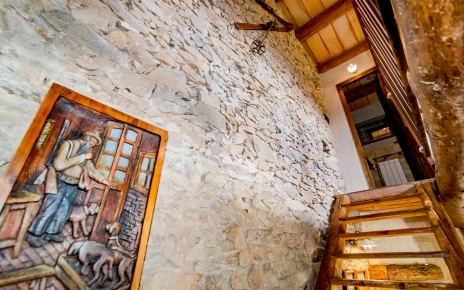 Escaleras al primer piso, con dormitorio y baño propio