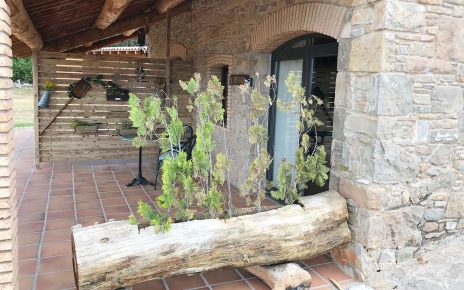 El porche tiene privacidad gracias al apartamento de al lado