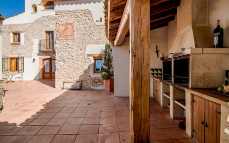 Patio principal junto a entrada con cocina abierta a la derecha