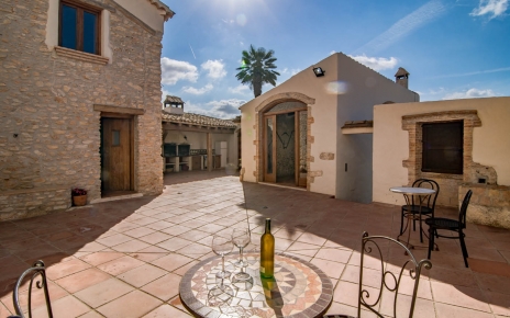 El patio principal conduce a la casa, la piscina y el comedor abierto