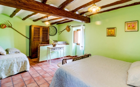 Habitación con cama doble y cama adicional