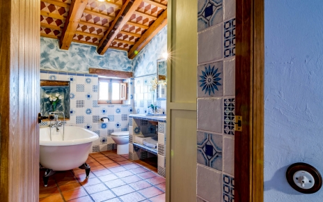 Dormitorio principal en suite; baño con bañera