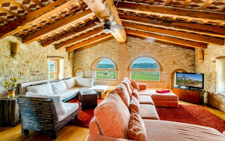 La habitación del ático tiene WiFi y es un encantador salón familiar