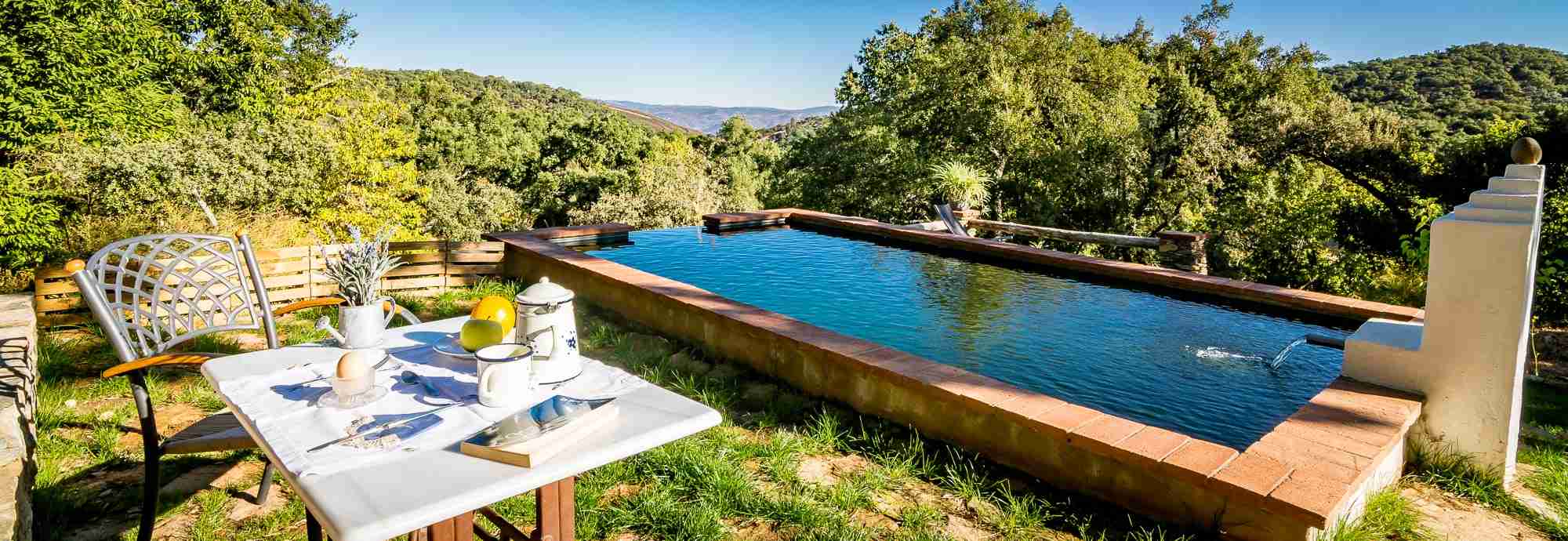 Casa de piedra con piscina natural en los bosques de Andalucía