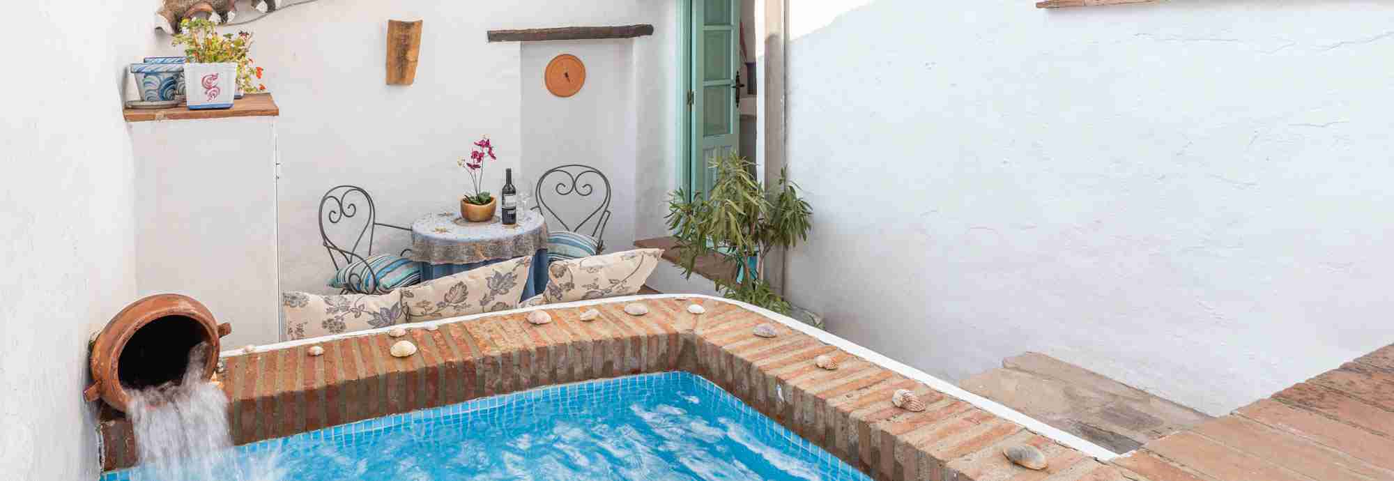 Atractiva casa de pueblo con terraza en la azotea, patio y mini piscina