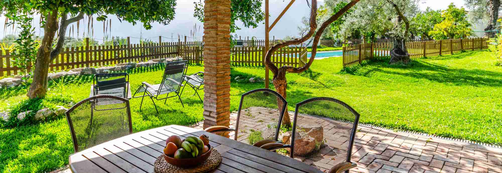 Acogedora casa de campo de 2 dormitorios con vistas, jardines tropicales y piscina compartida