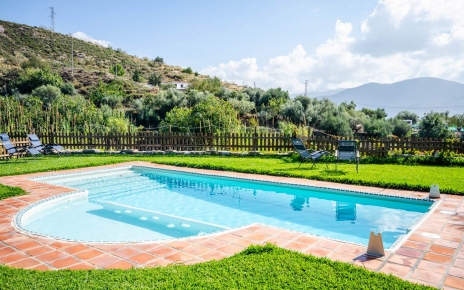 D-shape pool with shallow end for children