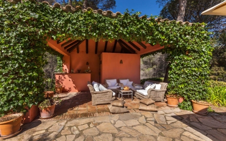 Zona de relax con bar junto a piscina 