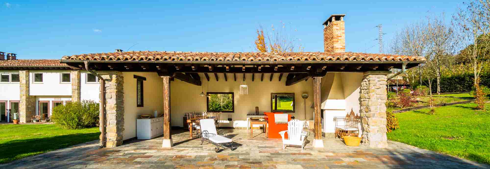 Family home with pool and extensive gardens in unspoilt Green Spain