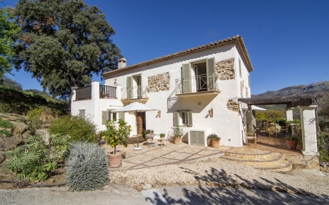 Lovely property with terraces for each time of the day