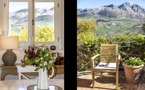 You can enjoy the scenery from inside the house too