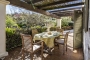 Esta terraza amueblada a la sombra está al lado de la cocina