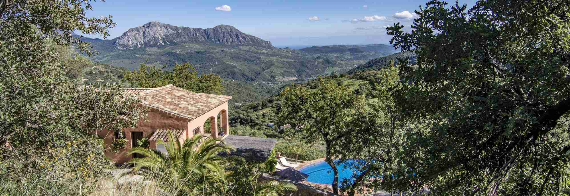 Villa escondida con vistas a impresionante valle mediterráneo y bahía de Gibraltar