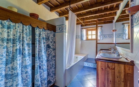 Bathroom (with bathtub)