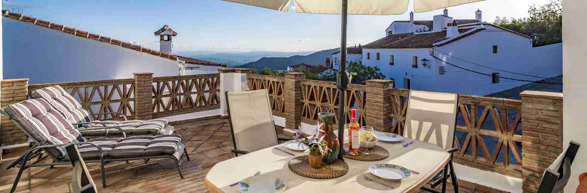 Casa de pueblo de dos dormitorios con terraza-ático y piscina interior