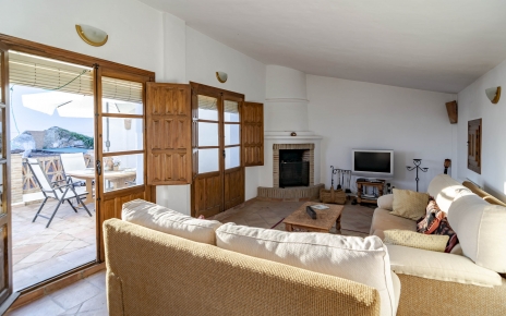 Sala de estar con chimenea