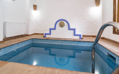 Piscina filtrada con escaleras