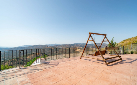 Huge fenced terrace with uninterrupted views