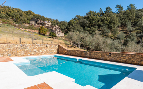 La piscina grande está vallada y a unos 80 metros