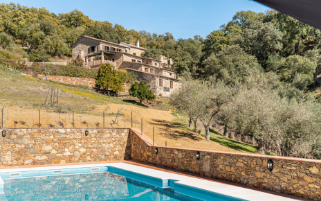 Zona de piscina bajo la propiedad