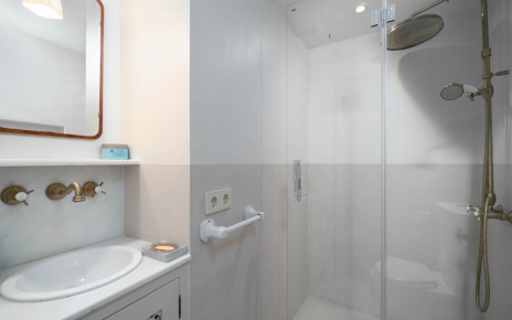 En suite facilities (walk-in shower)