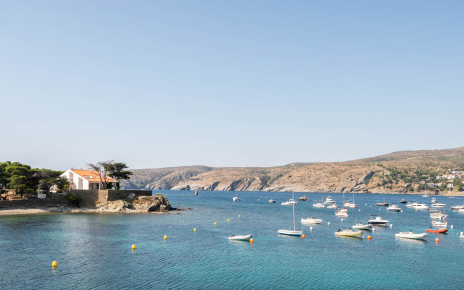 Casa con playa a su izquierda