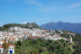 Tu pueblo vacacional con vistas al mar y la montaña