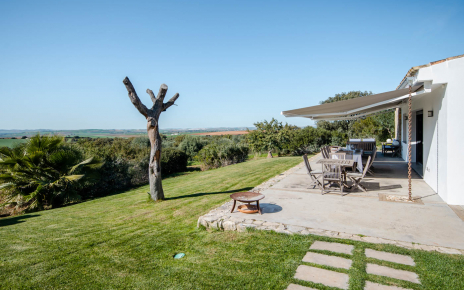 Terraza amueblada con toldo