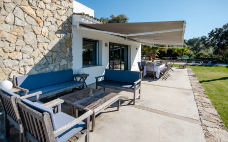 Muy bien equipada para la vida al aire libre