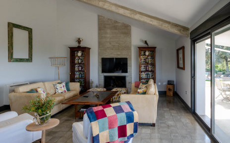 Salón con puertas correderas a terraza