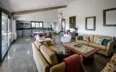 Salón / comedor con cocina al fondo