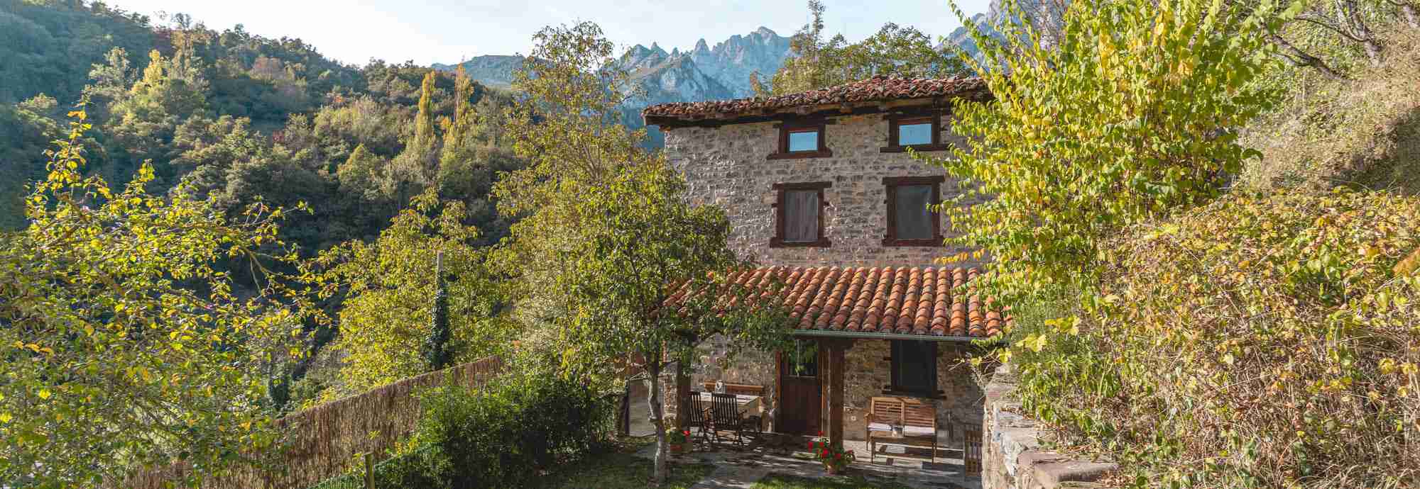 Casa de piedra con jardines privados en pueblo de Picos de Europa