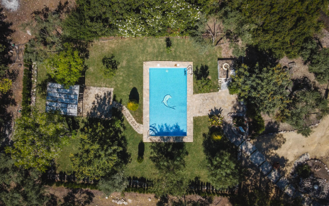Piscina y jardines visto desde drone