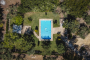 Piscina y jardines visto desde drone