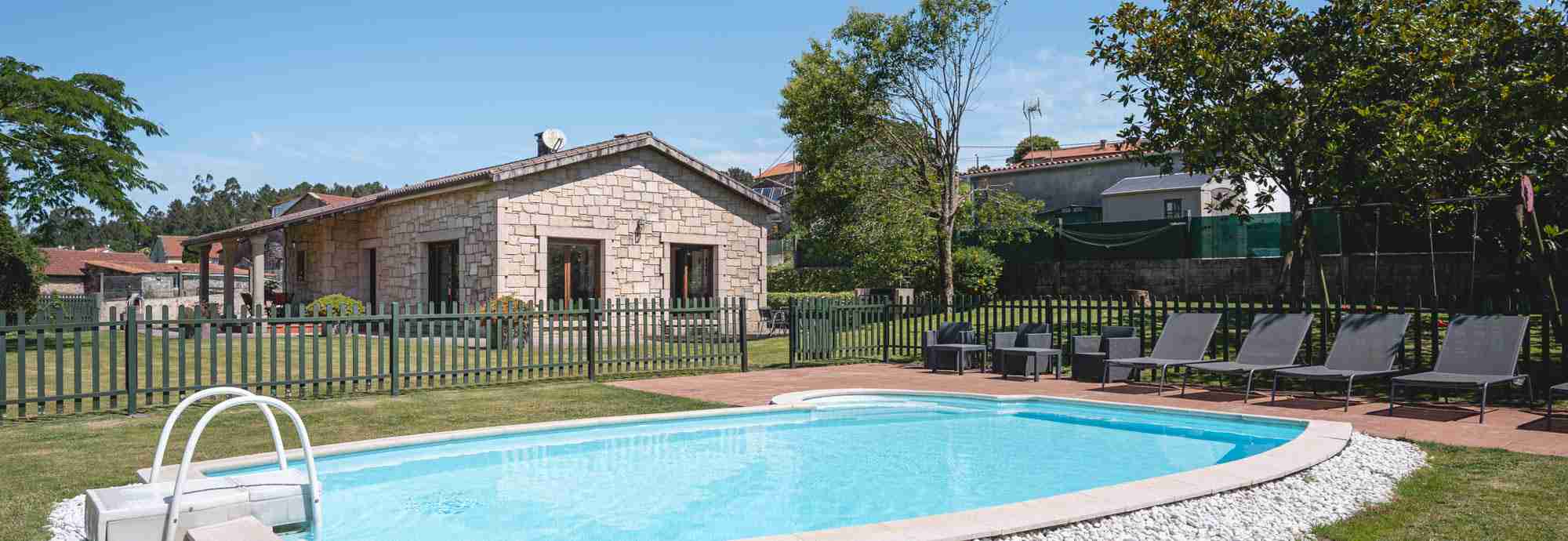 Casita de piedra con piscina vallada cerca de Santiago y playas