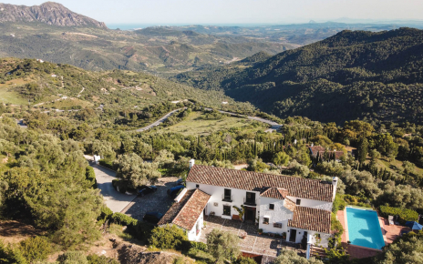 Enclave con el mar, Gibraltar y África de telón de fondo