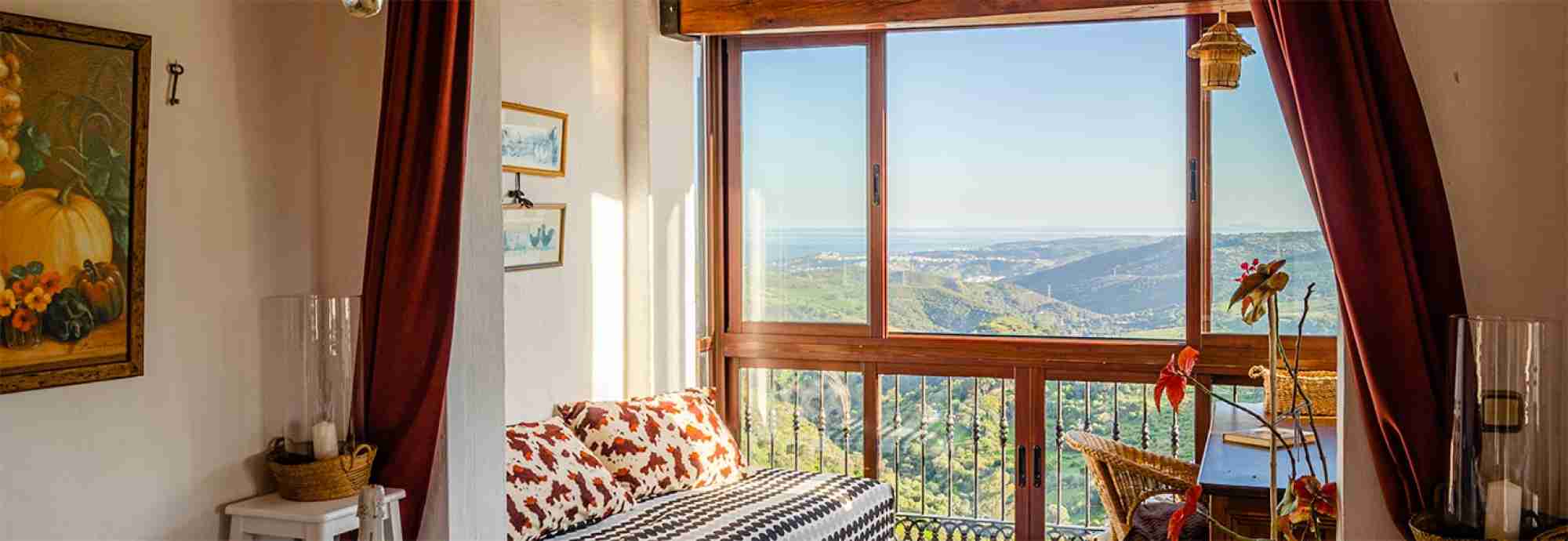 Casa acogedora con vistas, cerca de mar & montaña en pueblo de postal