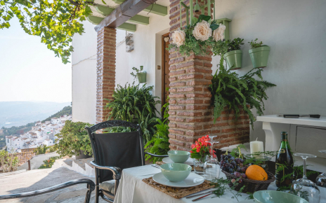 Terraza con sombra en la entrada a la casa