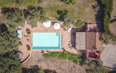 Casita adicional (1 dormitorio) y zona de piscina