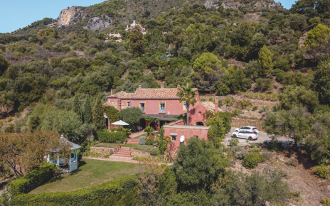 La villa con jardines y zona de aparcamiento