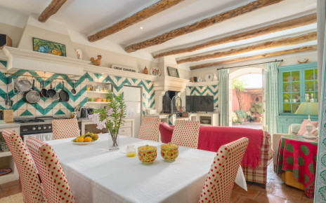 Cocina / comedor / salón con puertas a terraza