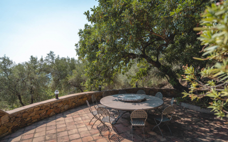 Mesa giratoria junto a zona de piscina