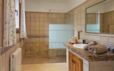 En suite facilities (walk-in shower)