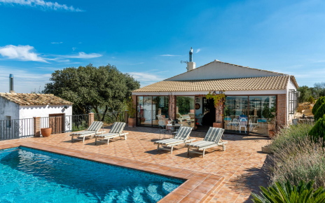 Private villa on one floor with pool