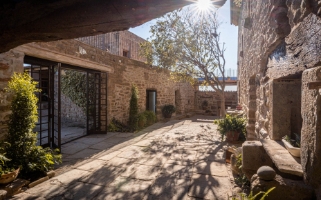This patio gives access to Bedroom 1